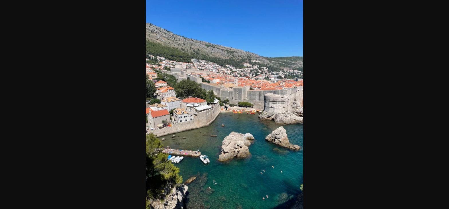 Vista aérea da baía de Dubrovnik, Croácia, com muralhas históricas e mar azul-turquesa