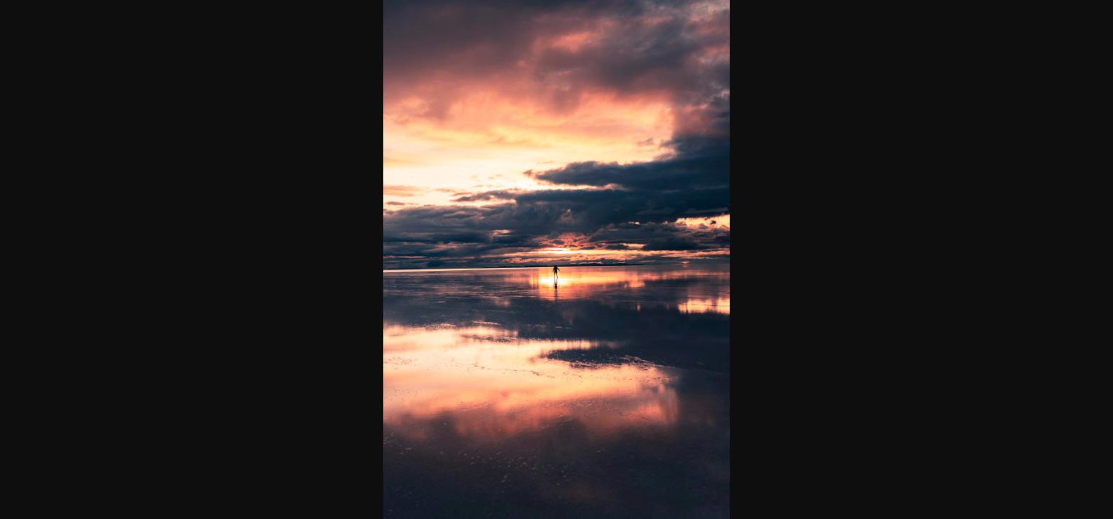 Pôr do sol no Salar de Uyuni, Bolívia, com reflexo espelhado no deserto de sal