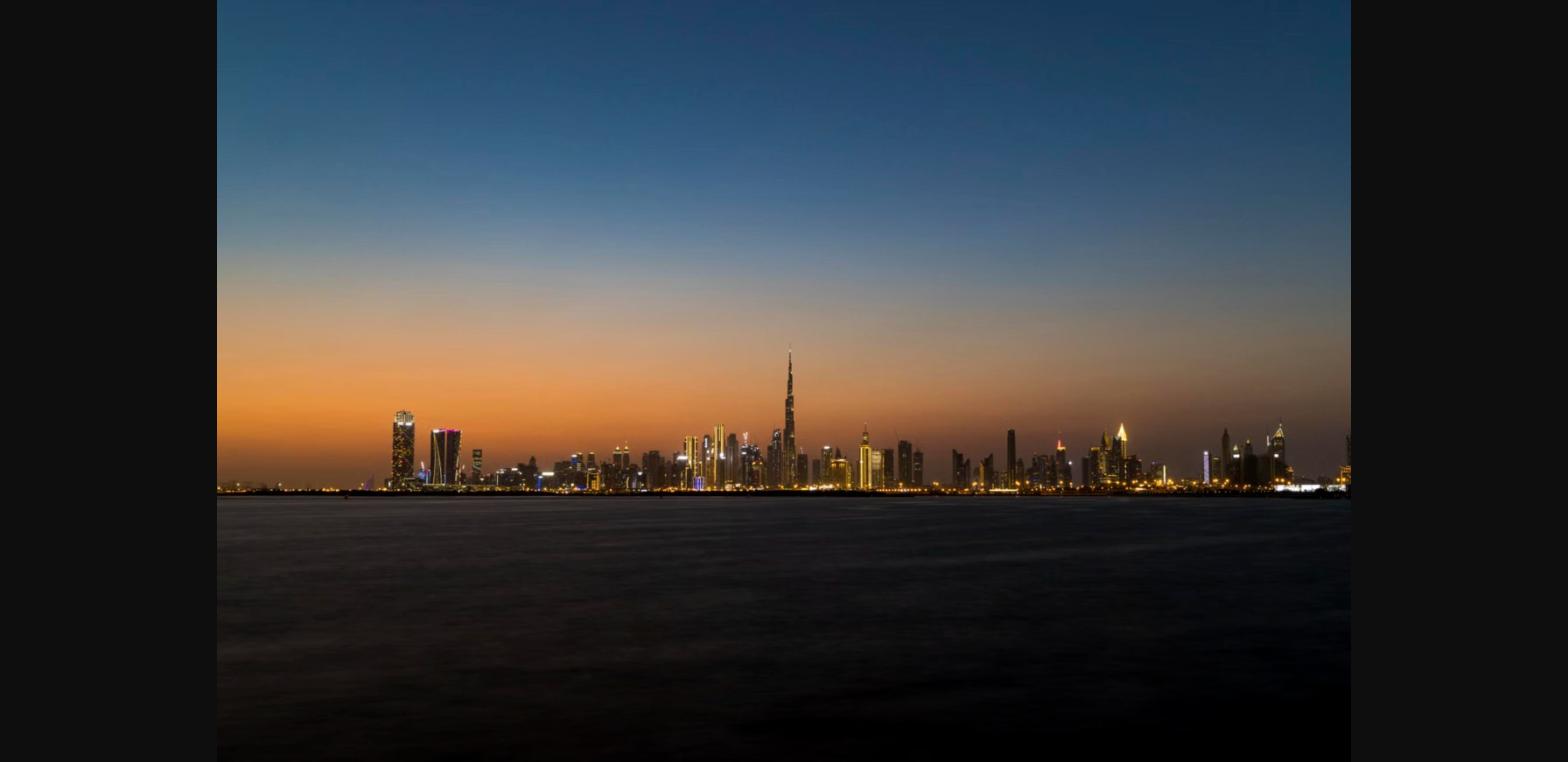 Skyline de Dubai ao entardecer com o Burj Khalifa ao fundo