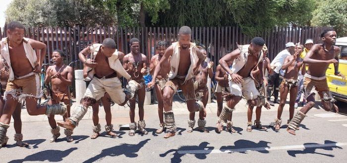 Zulus-a-dancar-Soweto-Joanesburgo-Africa-do-Sul-©-Viaje-Comigo