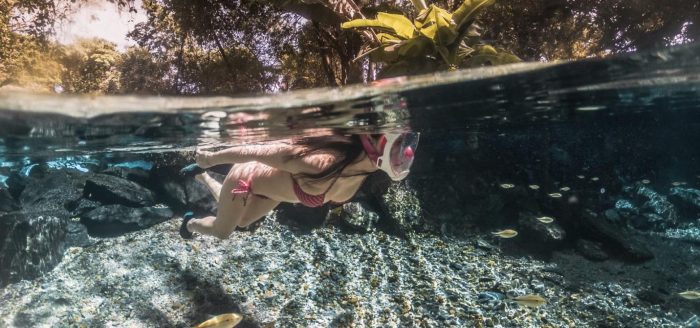 bonito-mulher-flutuacao