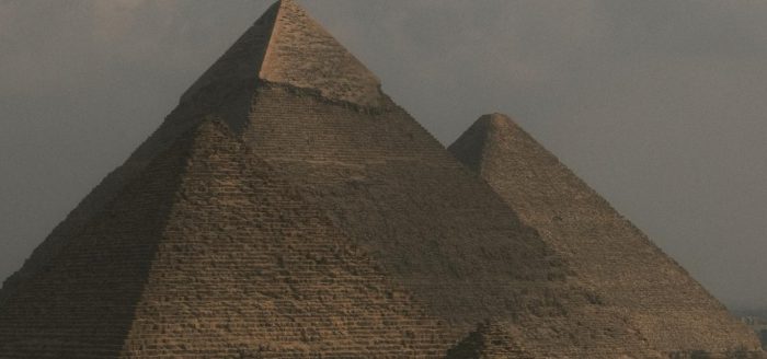 egito-piramides-giza-ceu-nublado